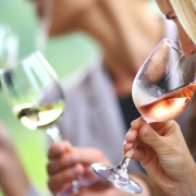 Dégustation de vin à domicile dans la Drôme : comment ça se passe ?